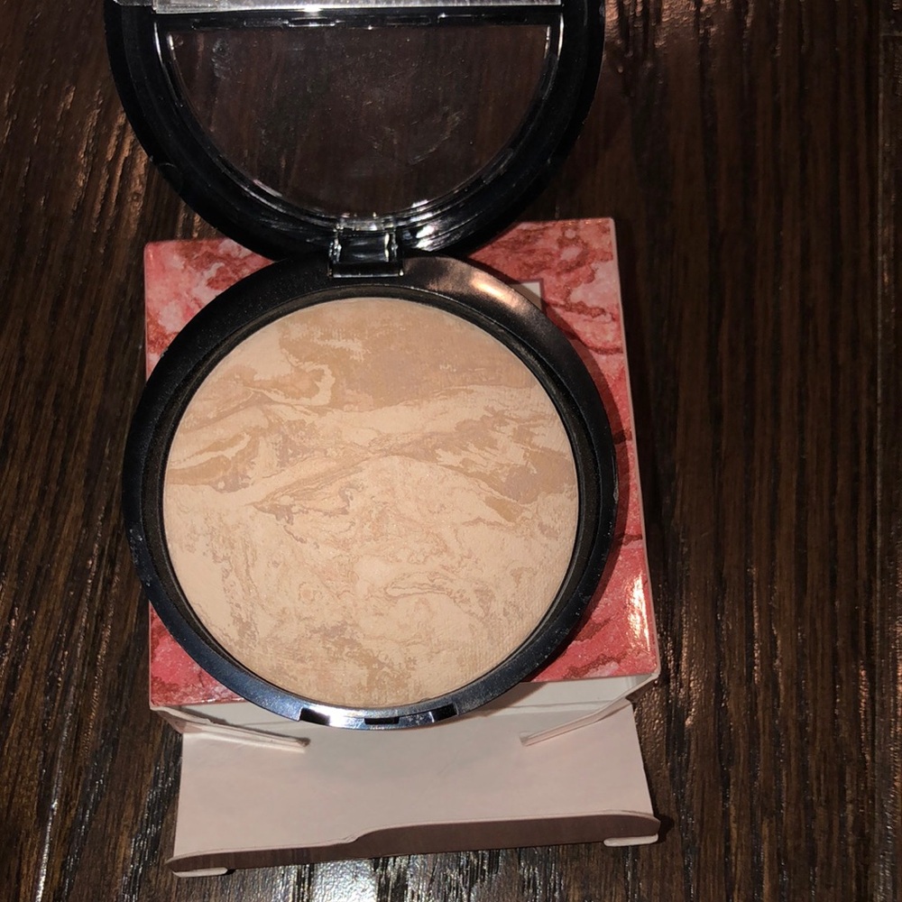 Laura Gellar baked balance and brighten foundation in porcelain